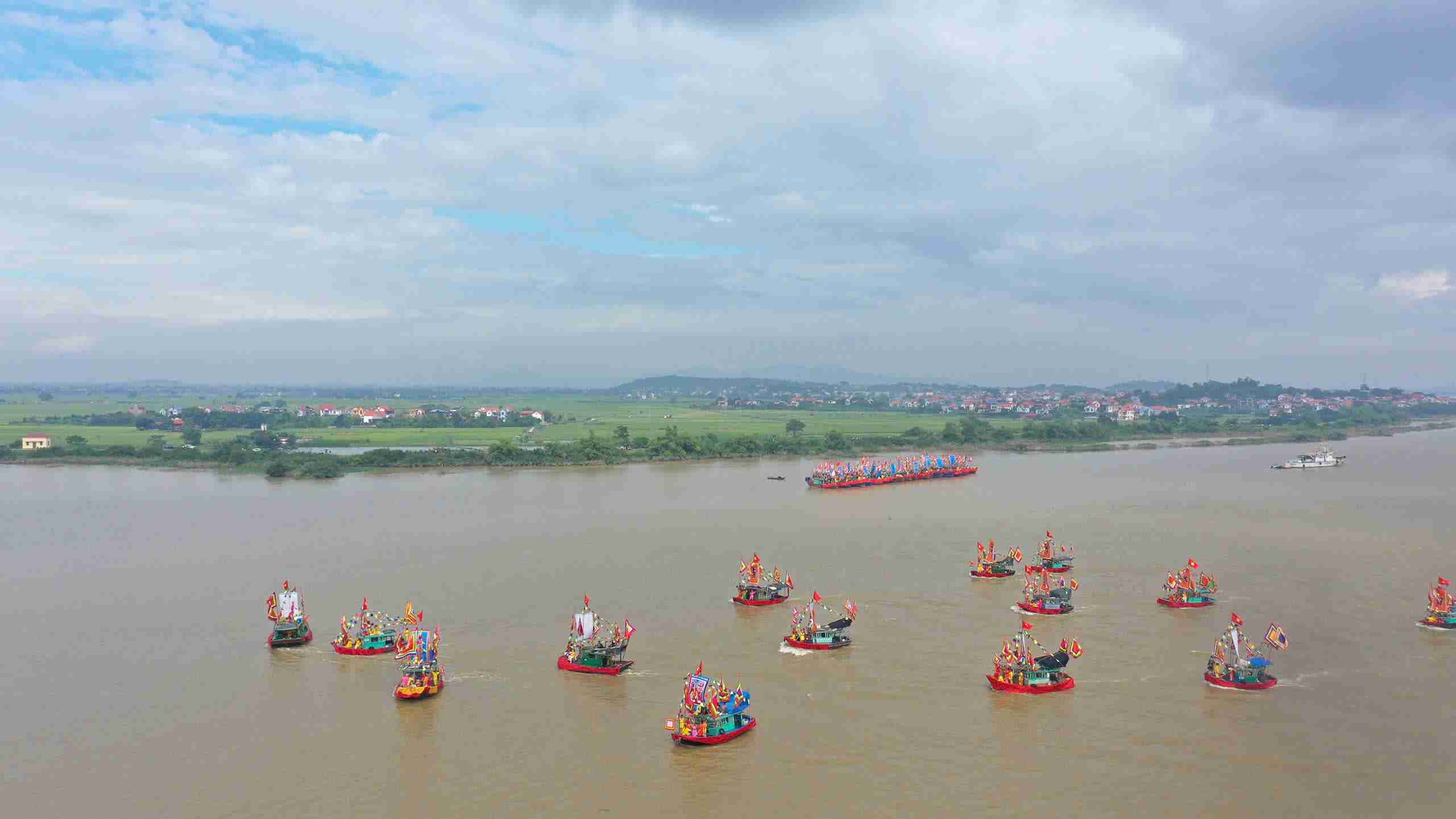 Hoi quan tren song Luc Dau la nghi le quan trong, dac trung trong le hoi truyen thong den Kiep Bac. Anh: CLB Anh bao chi Hai Phong
