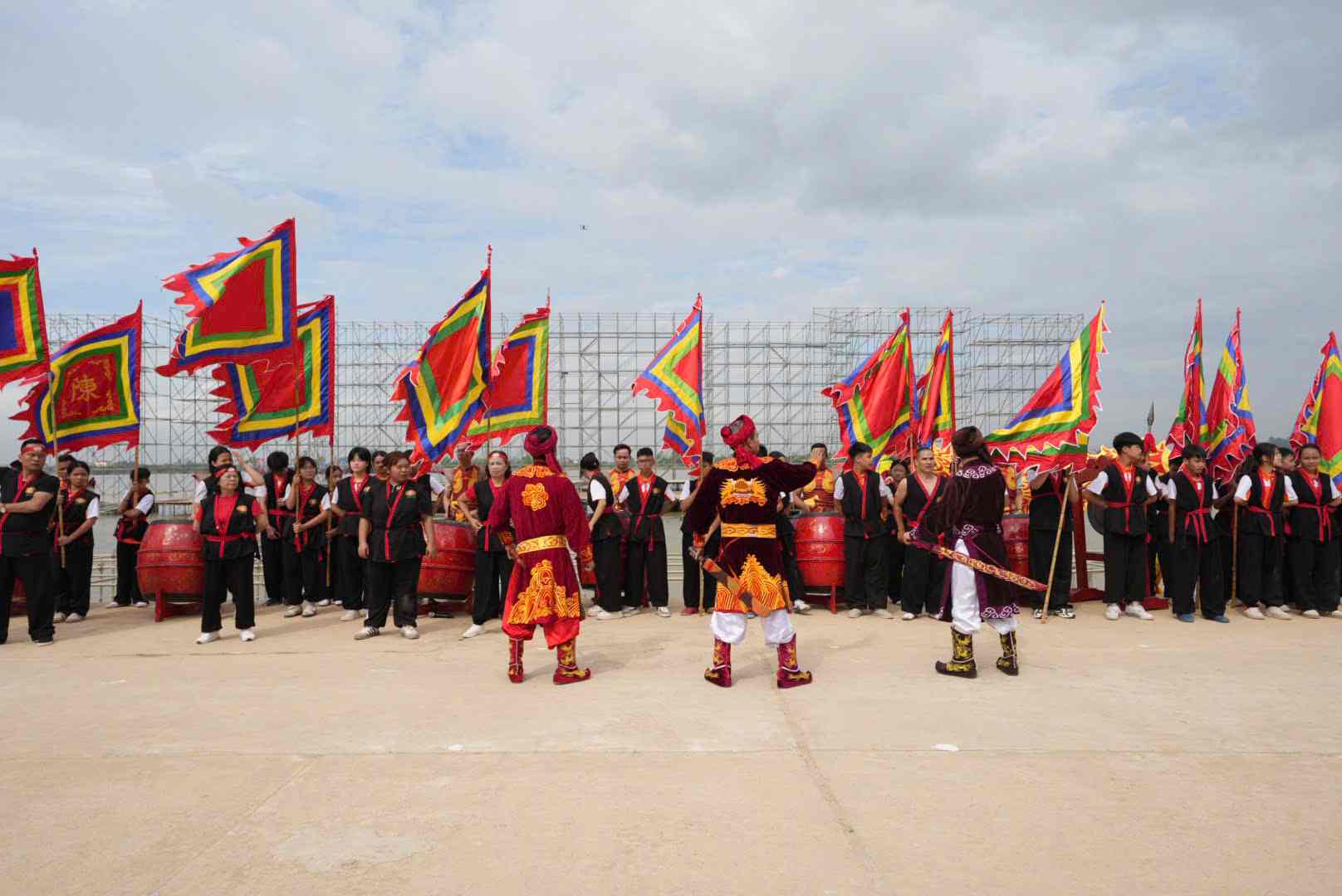 Luc luong tham gia le ruoc duoc huy dong toi da khoang 5000 nguoi gom nhan dan dia phuong, cu dan vung song nuoc Van Giang, Dong Trieu Quang Ninh va Kien An, Thanh pho Hai Phong. Anh: CLB Anh bao chi Hai Phong