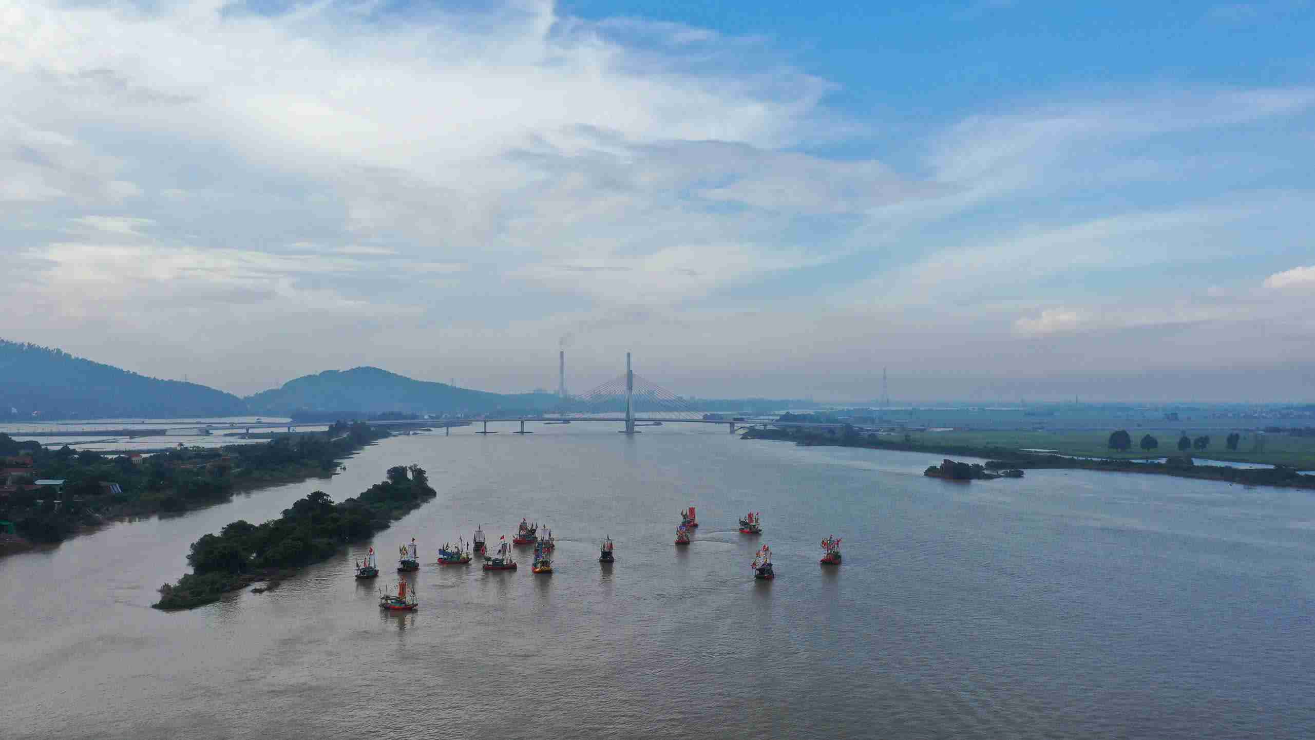 Day la cuoc dieu hanh, pho truong luc luong manh me, la hinh bong cua cuoc ra quan xua voi nhieu tuong linh cung cac dao quan gom du thanh phan. Anh: CLB Anh bao chi Hai Phong