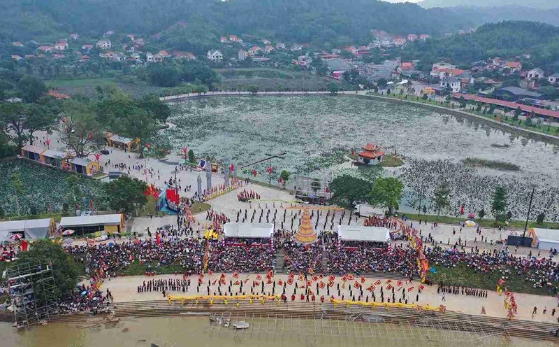 The gathering on the Luc Dau River recreates the heroic atmosphere of the Tran Dynasty.