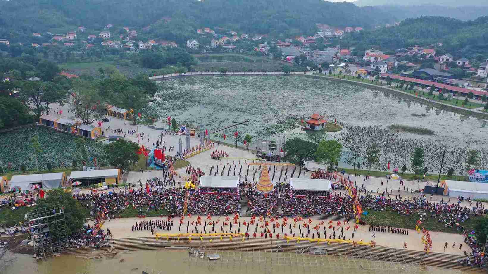 Hon 20 tay trong, 30 do mua rong cua 2 lang Duoc Son, Van Yen duoc cac chuyen gia khoi phuc va chuyen giao ky nghe. Anh: CLB Anh bao chi Hai Phong