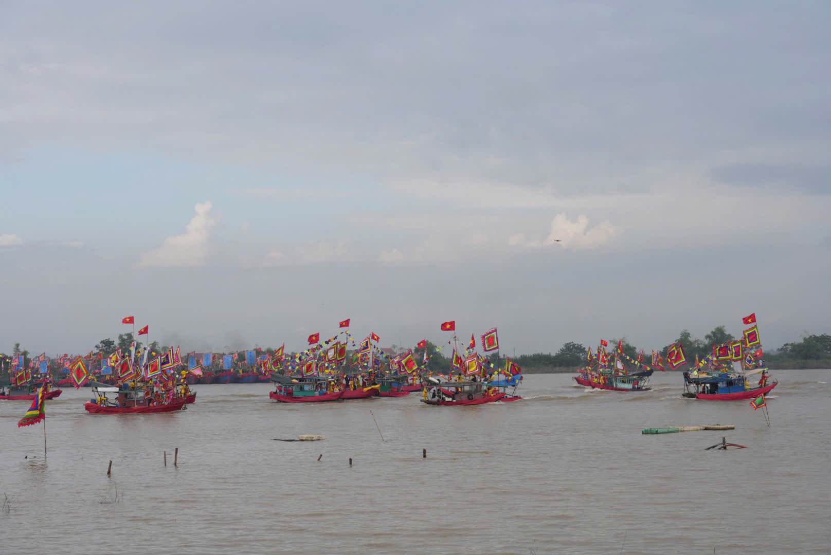 Nghi le dien ra long trong, hoanh trang, la diem nhan trong le hoi Kiep Bac. Tham du nghi le la dip duoc tri an Duc Thanh Tran, gop phan boi dap, giao duc y thuc gin giu ban sac van hoa dan toc. Anh: CLB Anh bao chi Hai Phong