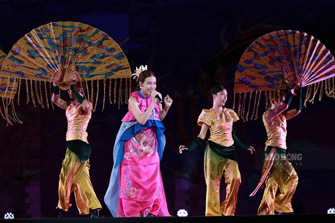 Ca khuc “Gieo que” duoc viet tu phong tuc xin que hai loc cua nguoi Viet. Anh: Hai Nguyen