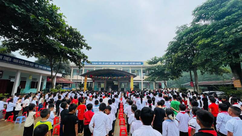 홍수 후 학교로 돌아가는 뚜옌꽝 학생들. 사진: 비엣박