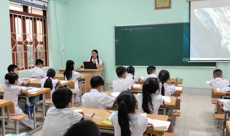 Cac hoc sinh truong Tieu hoc Quang Trung tro lai truong sau mua lu. Anh: Viet Bac