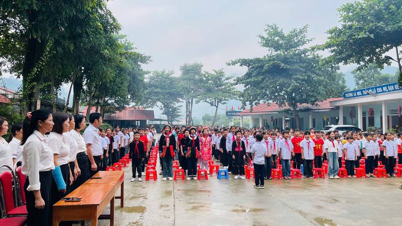 Tiet chao co dau tuan tai Truong PTDTBT Tieu hoc Thuan Hoa B. Anh: Viet Bac