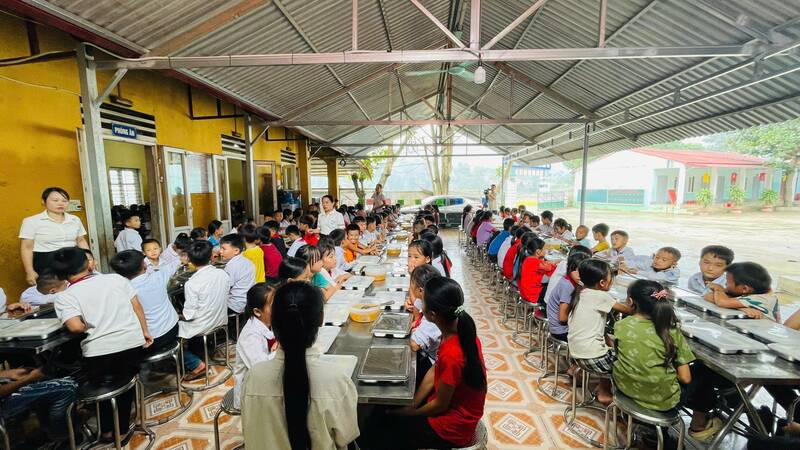 Khu vuc nha an noi tru Truong