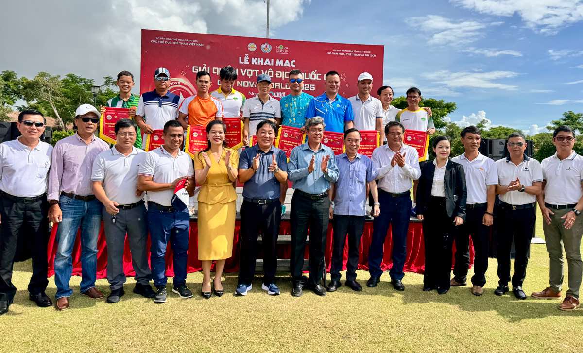 Ong Nguyen Minh - Pho Chu tich UBND tinh Lam Dong cung Ban to chuc trao co luu niem cho cac doan tham gia giai dau. Anh: Duy Tuan