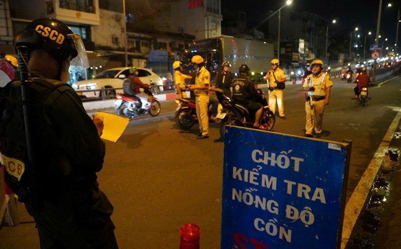 Ho Chi Minh City Traffic Police have recorded and fined 571 cases of alcohol concentration violations on October 12. Photo: Nguyen Chan