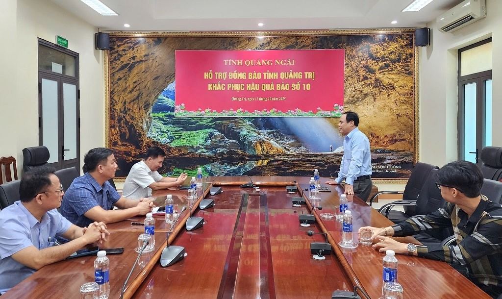 Doan cong tac Uy ban MTTQ Viet Nam tinh Quang Ngai trao so tien 500 trieu dong ho tro nhan dan tinh Quang Tri khac phuc hau qua bao lut. Anh: Mat tran Quang Ngai