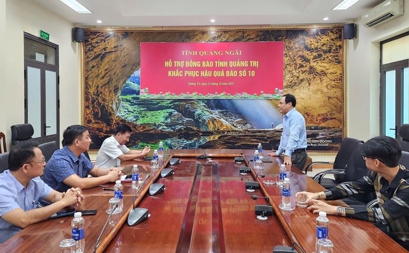 The working delegation of the Vietnam Fatherland Front Committee of Quang Ngai province presented 500 million VND to support the people of Quang Tri province to overcome the consequences of storms and floods. Photo: Quang Ngai Front