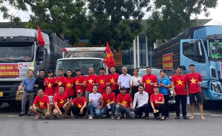 Chieu 13.10, 25 nguoi dan Quang Ngai cho nhu yeu pham... den tinh Cao Bang va cac tinh mien Bac ho tro dong bao bi thiet hai cho mua lu. Anh: Ta Cong An
