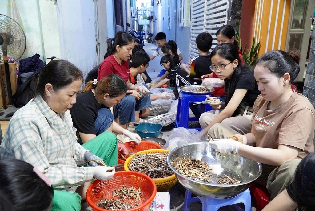 Nguoi dan phuong Nghia Lo cung gop suc so che ca, gui tang dong bao vung lu. Anh: Vien Nguyen