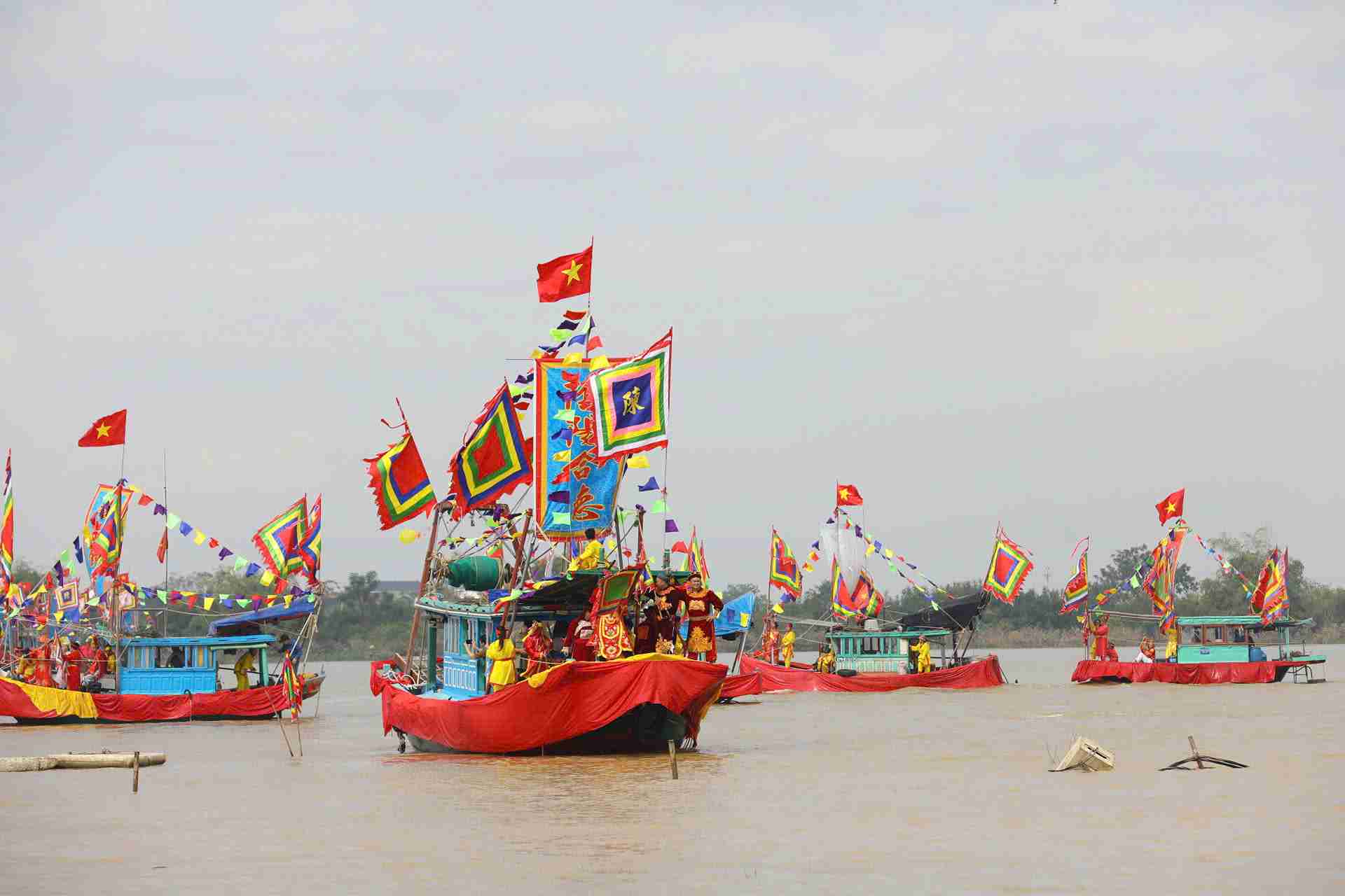 Diễn xướng Hội quân trên sông Lục Đầu được tổ chức trong khuôn khổ Lễ hội mùa Thu Côn Sơn - Kiếp Bạc 2025. Ảnh: CLB Ảnh báo chí Hải Phòng