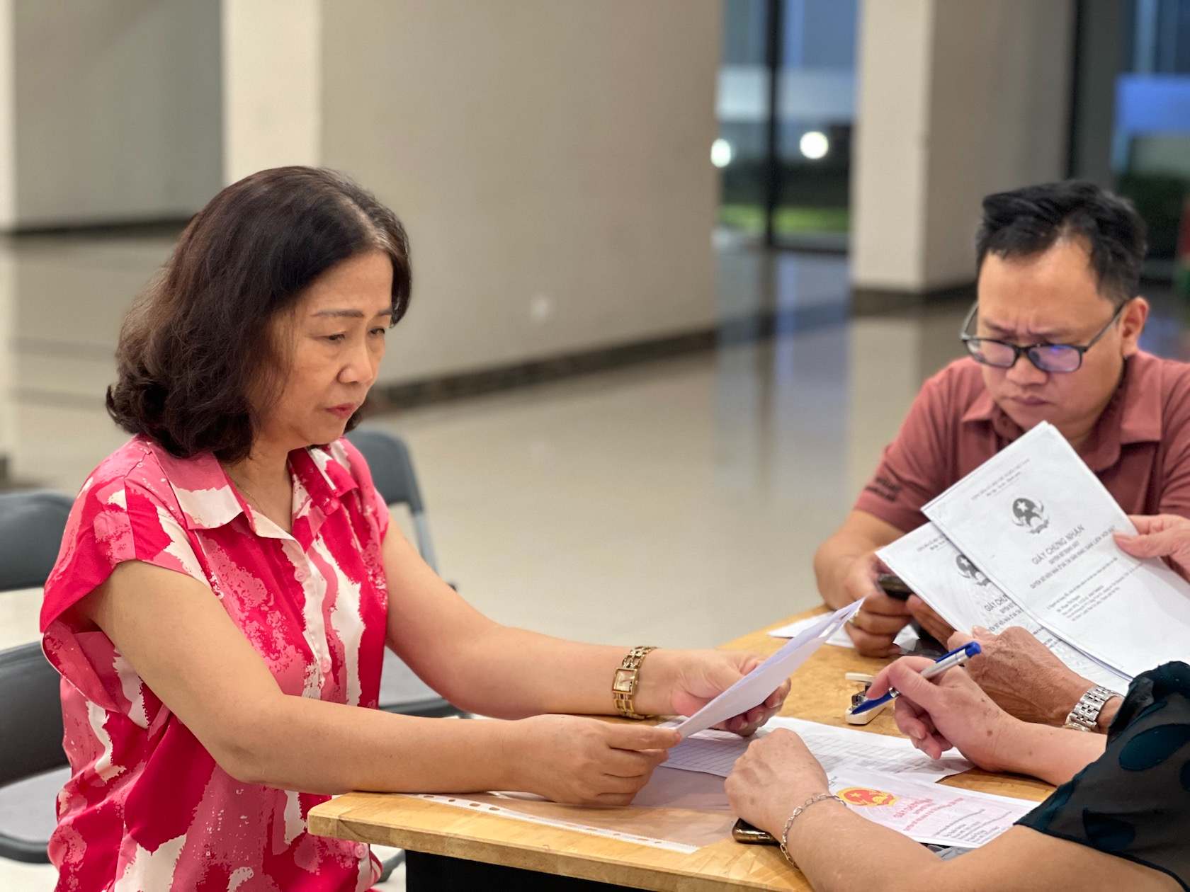 Bi thu chi bo, to truong to dan pho ho tro can bo phuong thu thap du lieu so do. Anh: Anh Tuan