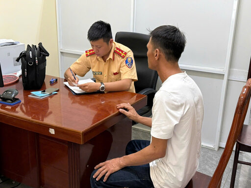 교통사고 후 현장을 떠난 픽업트럭 운전자가 관계 당국과 조사를 받고 있습니다. 사진: 공안 제공