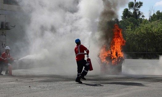 Các học viên tham gia phần thực hành chữa cháy. Ảnh: Tiến Dũng