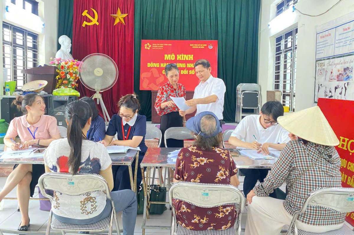Nguoi dan phan khoi duoc ho tro thu tuc hanh chinh o phuong An Bien. Ảnh: Phuong An Bien, Hai Phong