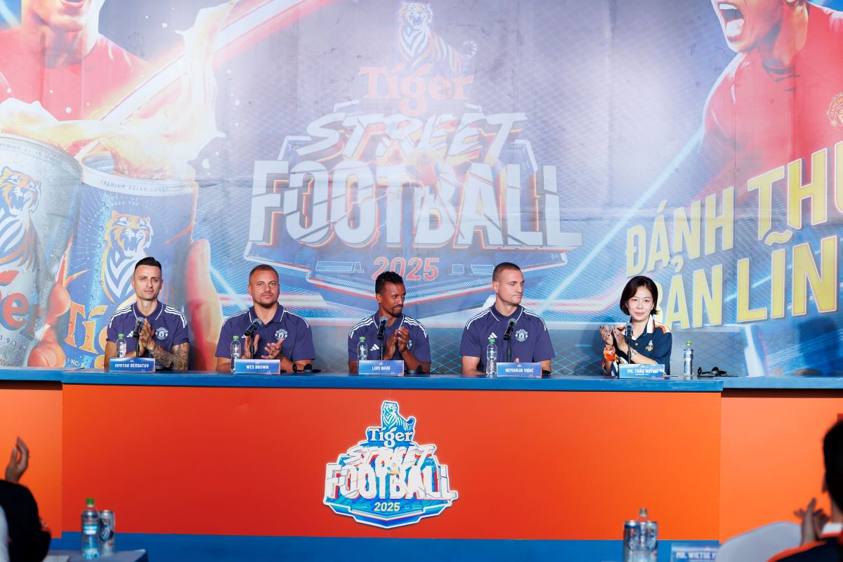 The four legends of Man United come to Vietnam, along with Tiger Beer, continuing the endless journey of the ball. Photo: Galaxy