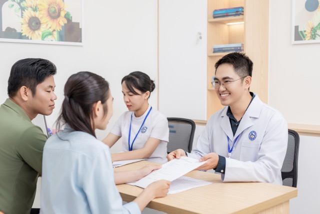 의사가 불임 노동자 부부를 진찰하고 있습니다. 사진. DVCC