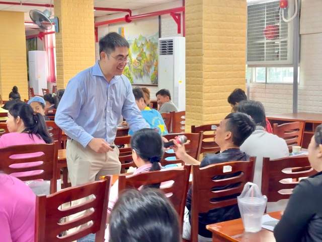 Khong chi chia se kien thuc, BS. Ly Thien Trung con danh thoi gian lang nghe va giai dap thac mac cua cong nhan ve hiem muon. Anh: DVCC