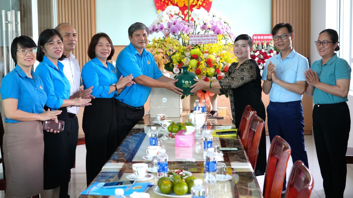 Area management working group No. 5 visited and congratulated Lan Anh LLC on the occasion of Vietnam Entrepreneurs' Day October 13. Photo: Thanh An
