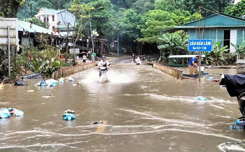 Supply of national reserve goods to the two northern mountainous provinces to overcome the consequences of floods. Photo: Bao Lam Commune People's Committee, Cao Bang
