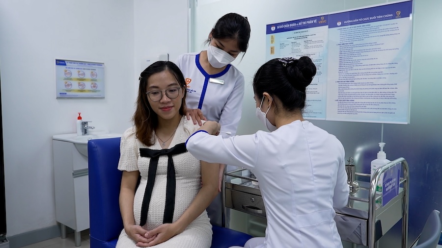En la temporada de transicion la vacunacion proactiva de las madres embarazadas RSV ayuda a aumentar la inmunidad pasiva de los bebes.