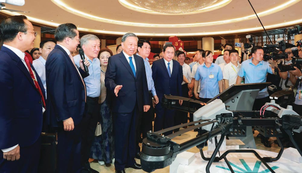 General Secretary To Lam and Party and State leaders visit the exhibition of private economic development achievements in May 2025. Photo: Hai Nguyen