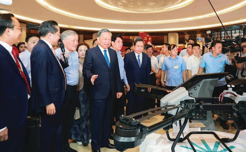 General Secretary To Lam and Party and State leaders visit the exhibition of private economic development achievements in May 2025. Photo: Hai Nguyen