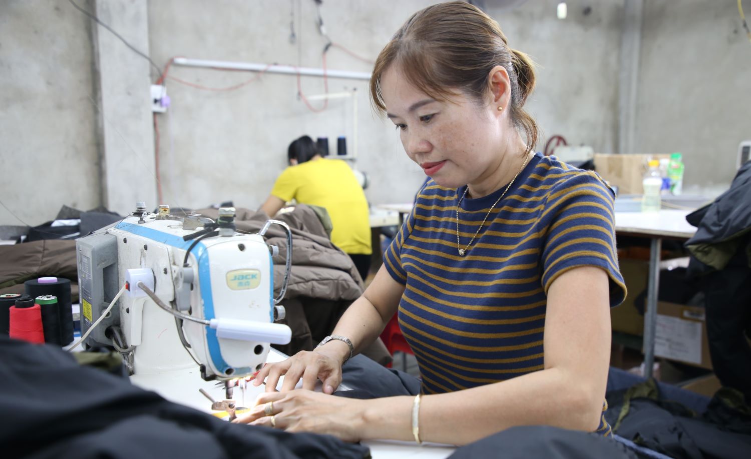 회사 이사이지만 응옥 씨는 기꺼이 테이블에 앉아 노동자를 위한 제품을 재봉하는 것을 돕습니다. 사진: 흥터