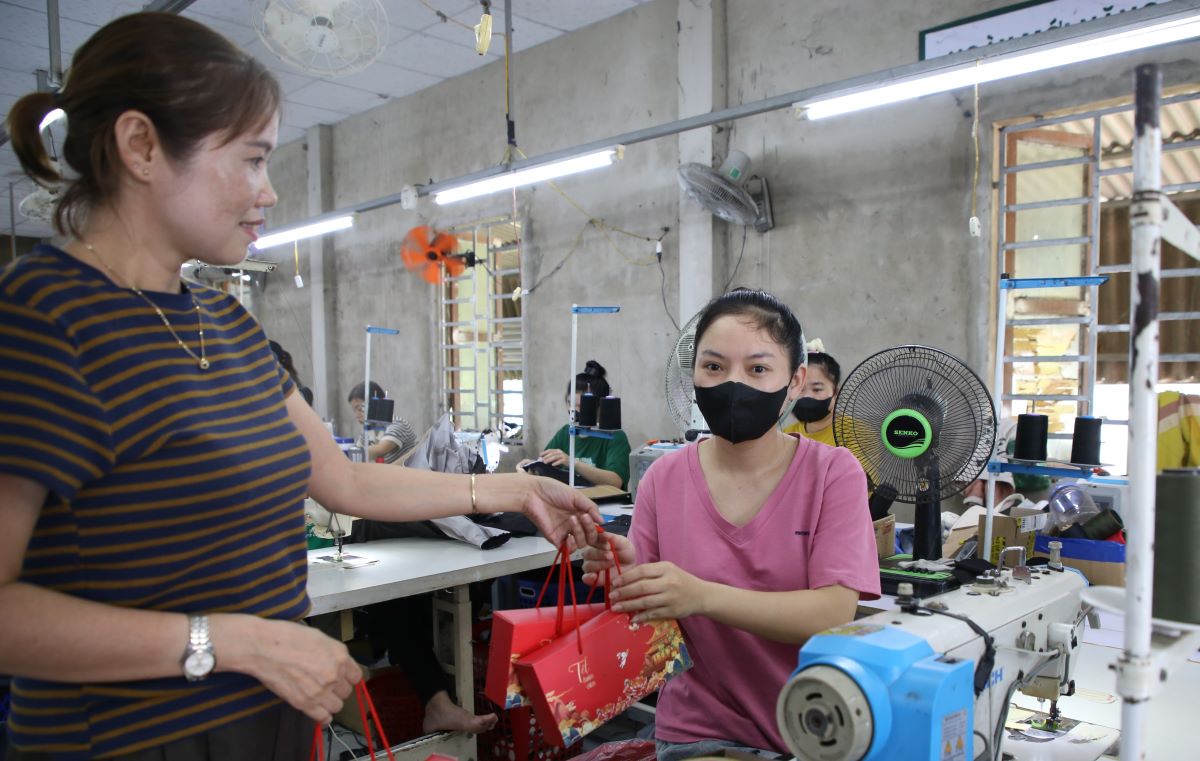 Tet Trung thu, cong nhan o xuong may cung co qua. Anh: Hung Tho
