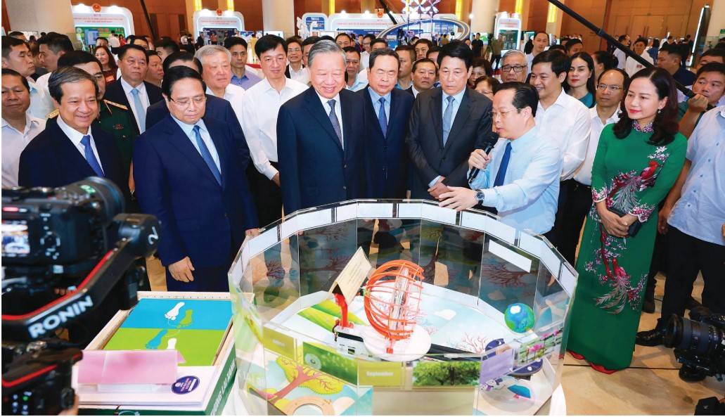 Tong Bi thu To Lam cung cac Uy vien Bo Chinh tri: Chu tich nuoc Luong Cuong, Thu tuong Chinh phu Pham Minh Chinh, Chu tich Quoc hoi Tran Thanh Man tham quan trung bay thanh tuu giao duc, y te tai Hoi nghi quan triet toan quoc cac Nghi quyet cua Bo Chinh tri ngay 16.9.2025.