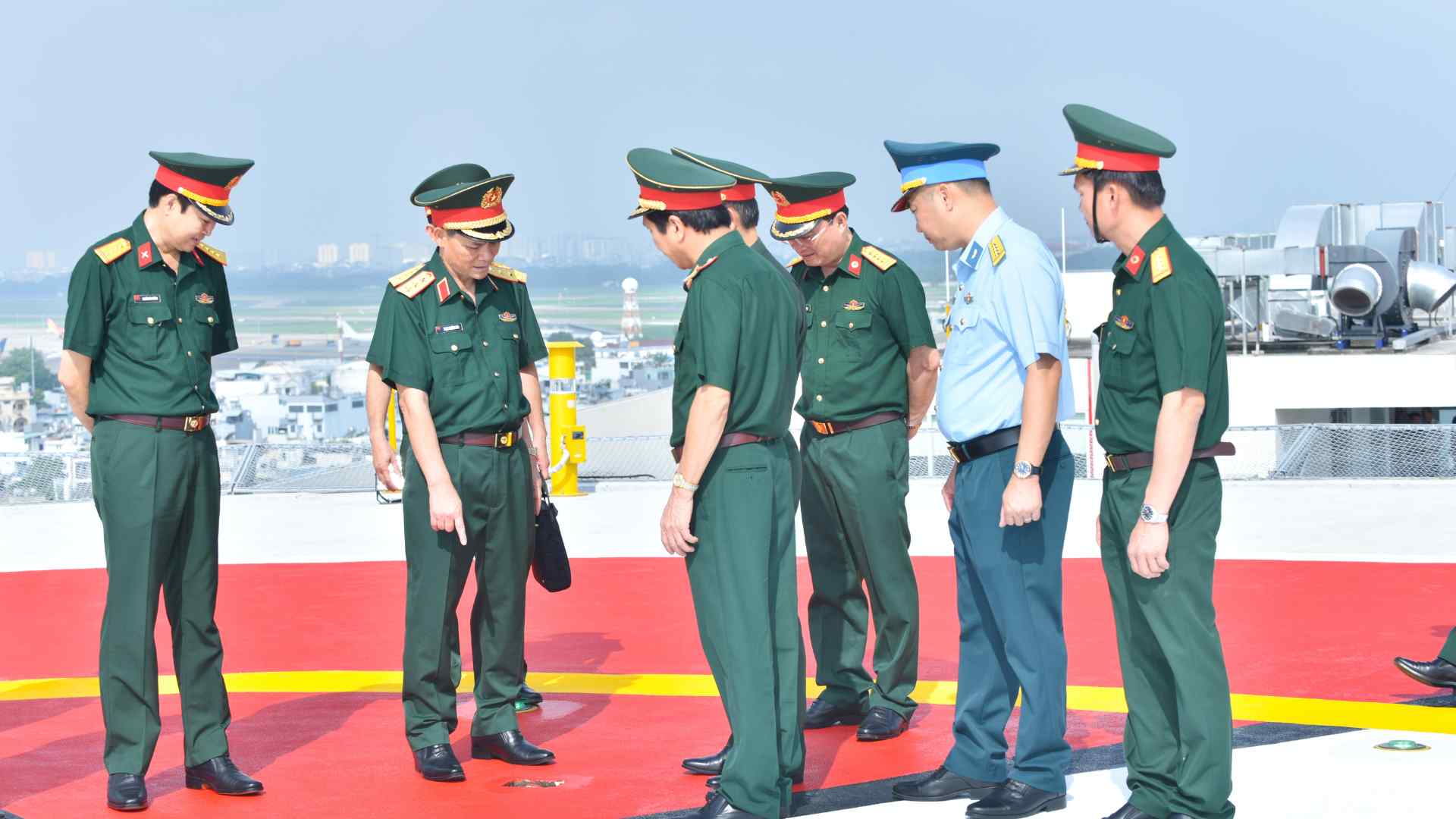 Tu nhung thuc te tren, ngay 13.10, Benh vien Quan y 175 phoi hop voi su doan 370, Quan chung Phong khong – Khong quan to chuc bay, kiem tra, nghiem thu bai dap ha canh truc thang tren noc toa nha cua Benh vien, nham danh gia, kiem tra toan dien chat luong ky thuat va kha nang van hanh thuc te cua bai ha canh truc thang, de co co so bao cao xin phep Bo Quoc phong ra quyet dinh dua vao su dung va day cung la bai dap ha canh truc thang thu hai o Benh vien Quan y 175.