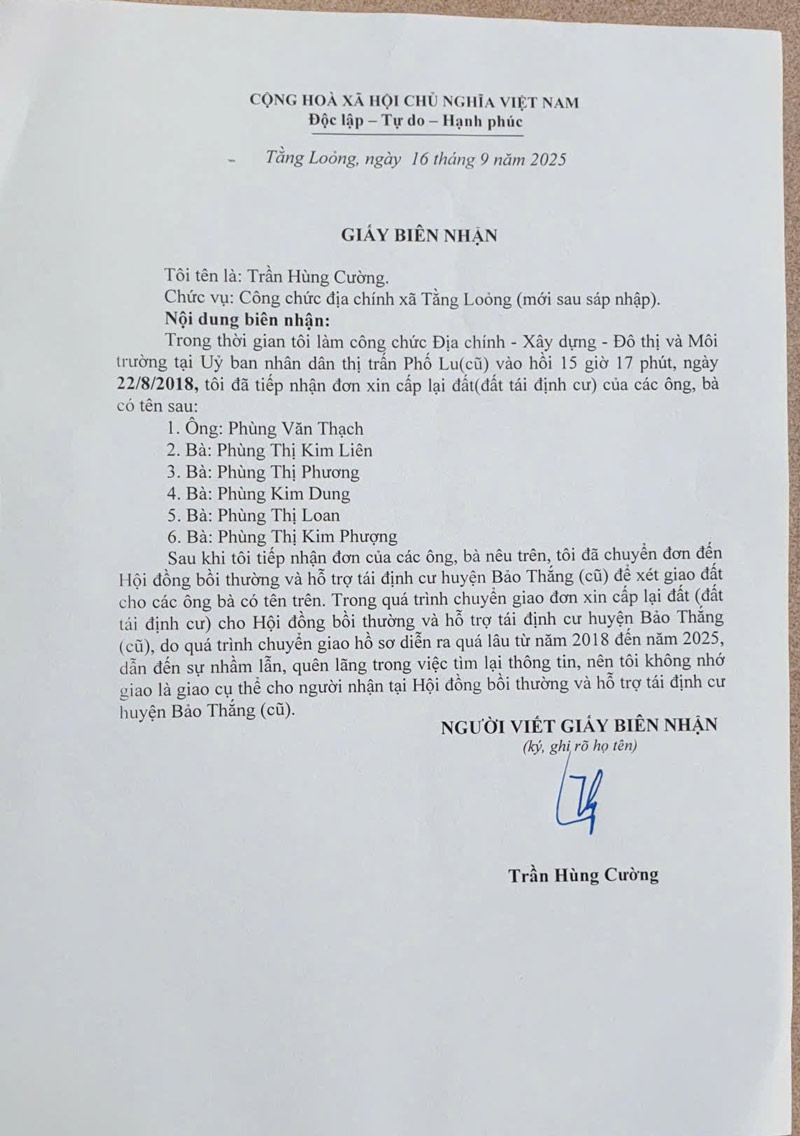 Người dân đến chỉ để xin xác nhận từ ông Trần Hùng Cường chứ không hề liên quan đến ông Đỗ Cao Thọ. Ảnh: Đinh Đại