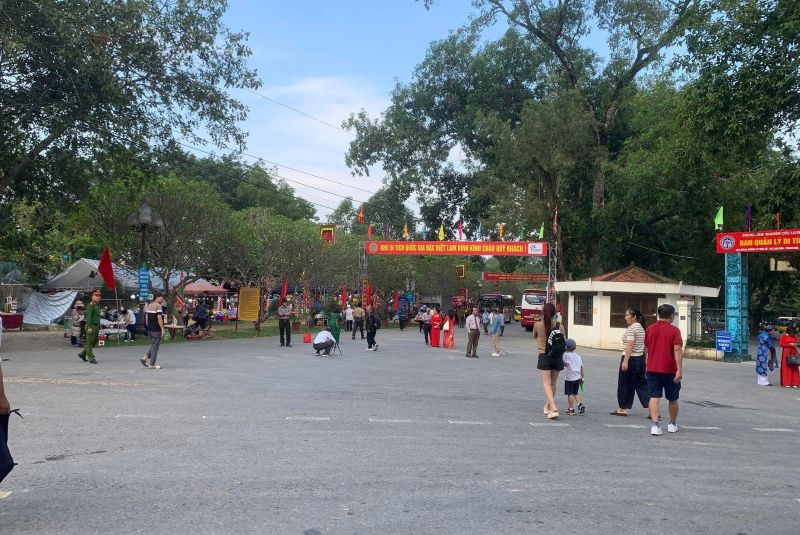Nhung ngay truoc khi dien ra Le hoi Lam Kinh, co hang nghin nguoi dan, du khach da ve day de van canh, dang huong. Anh: Ban quan ly di tich lich su Lam Kinh. 