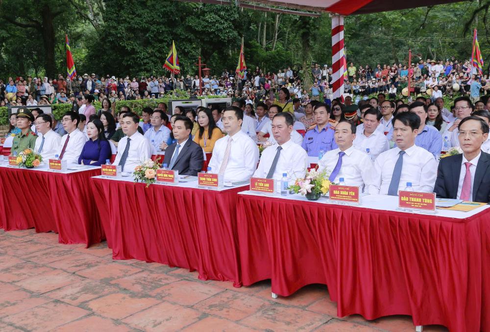 Cac dai bieu tham du 