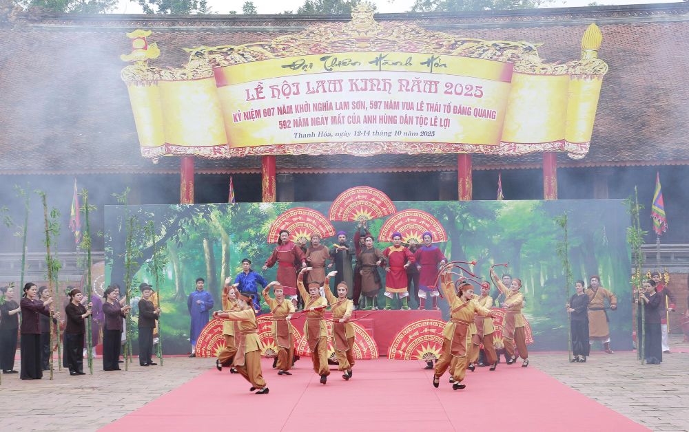 Khong khi tung bung tai Le hoi Lam Kinh nam 2025. Anh: Le Hoi