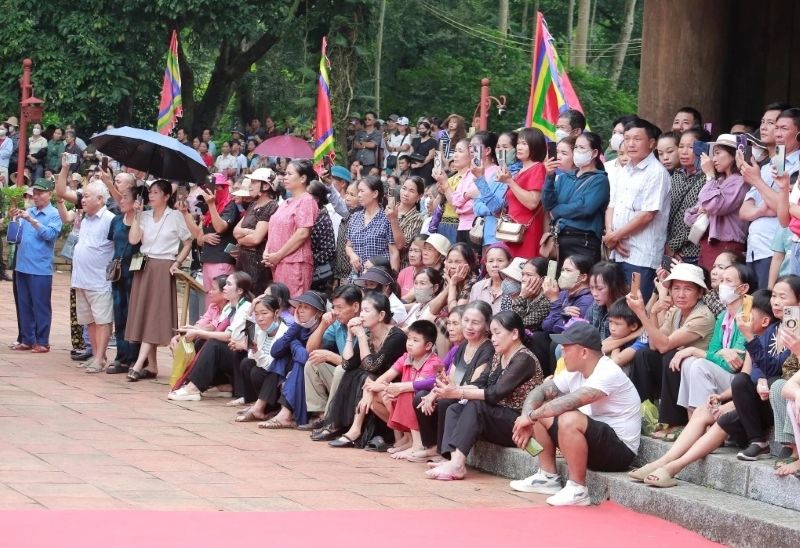 Le hoi thu hut rat dong nguoi dan, du khach den tham du. Anh: Le Hoi