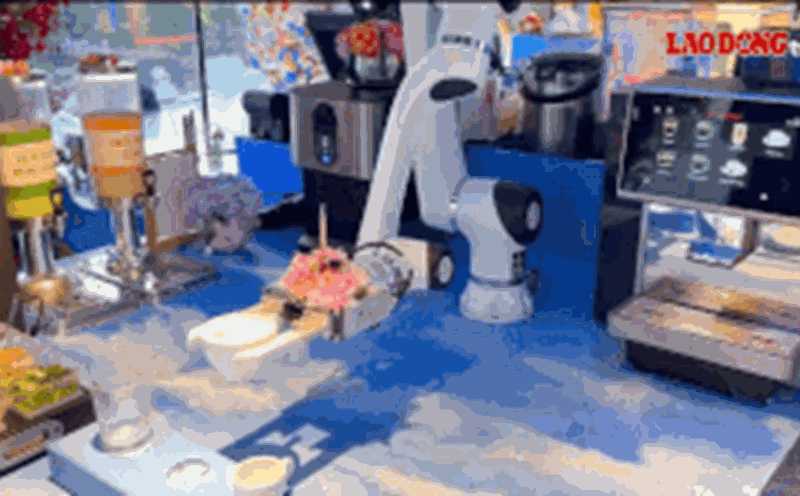 Close-up of the robot arm serving customers. Photo: Thanh An