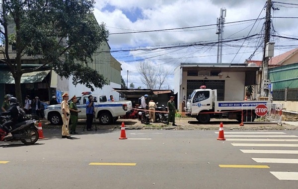 La gente presta atencion a garantizar el trafico evitando multas frias. Foto: Policia de Lam Dong