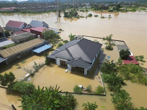 El agua de la inundacion sube rapidamente la gente de Hanoi no puede recuperarse a tiempo. Foto: Huu Chanh