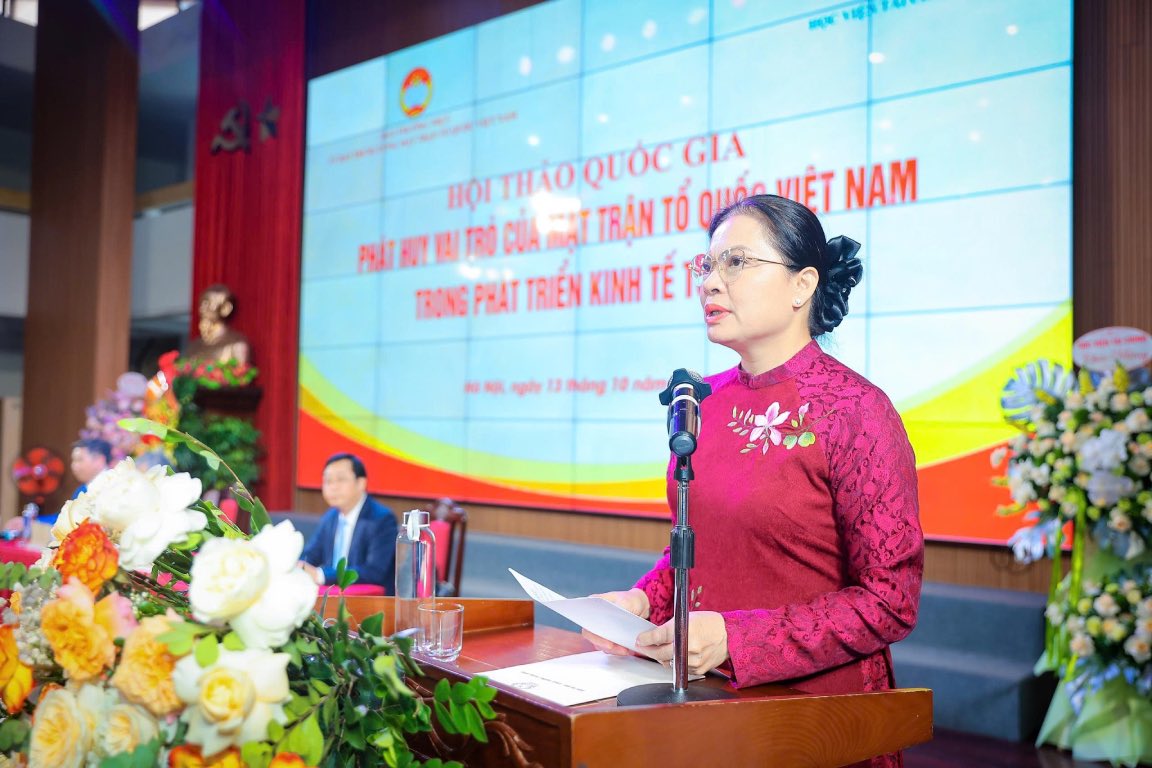 La Sra. Ha Thi Nga - Miembro del Comite Central del Partido Vicepresidenta del Comite Central del Frente de la Patria de Vietnam pronuncio un discurso de apertura del seminario. Foto: Bao Han