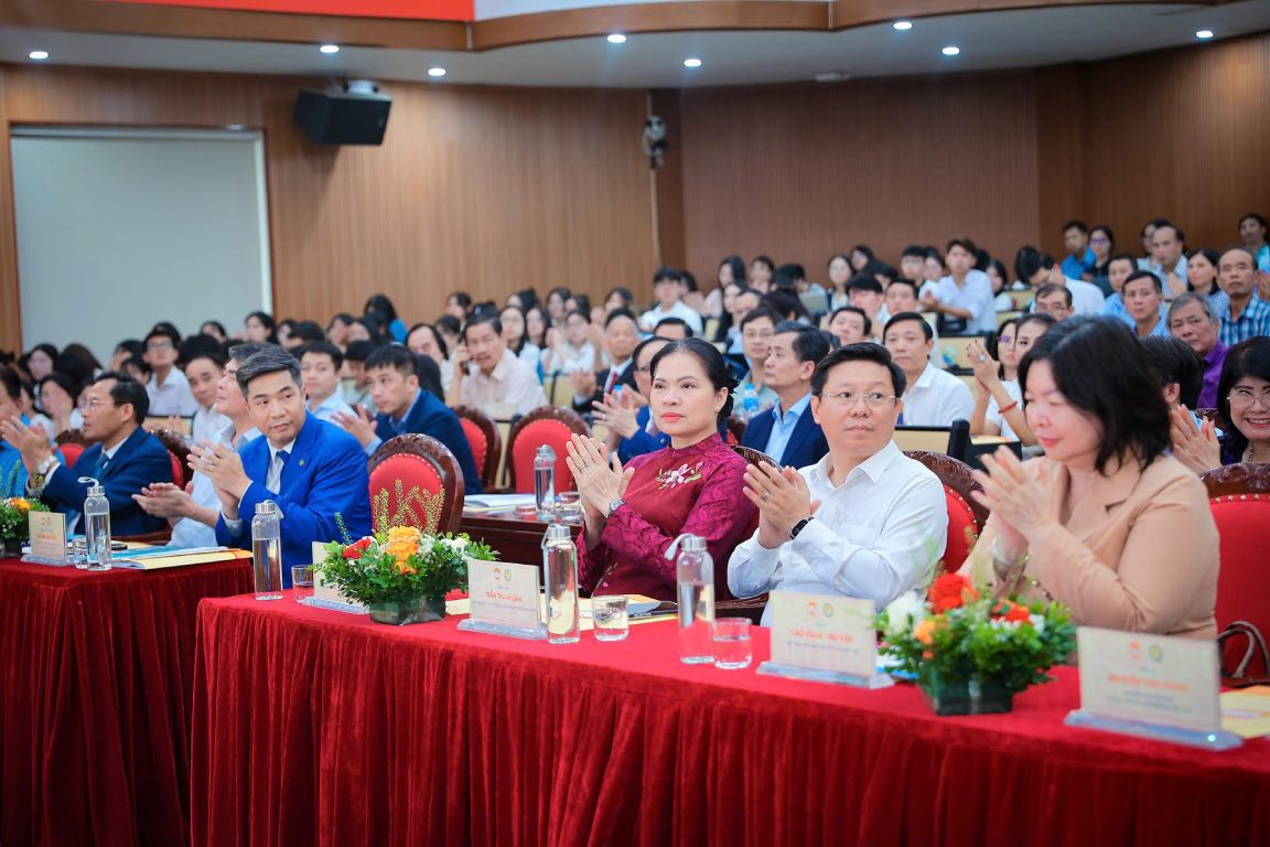 Cac dai bieu tham du hoi thao 