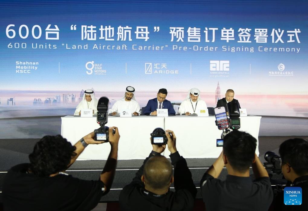Khung canh le ky ket dat hang truoc cho mau o to bay “Hang khong mau ham mat dat” cua cong ty Trung Quoc XPENG AEROHT tai Dubai ngay 12.10. Anh: Xinhua