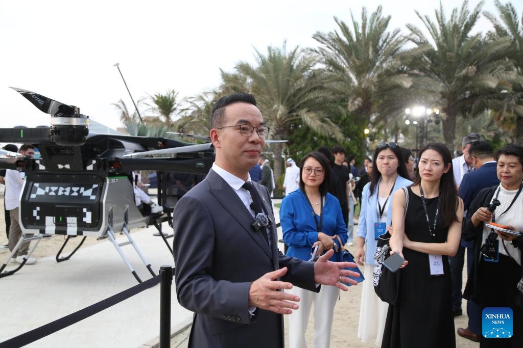 Ong Zhao Deli, nha sang lap cong ty XPENG AEROHT, tra loi phong van tai Dubai, UAE ngay 12.10. Anh: Xinhua