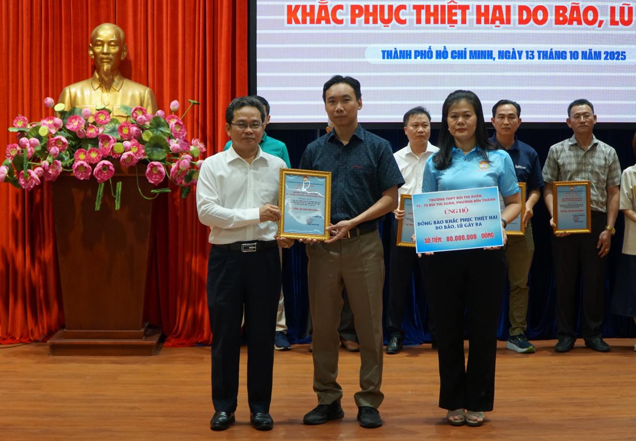 En la tarde del 13 de octubre representantes de muchas escuelas de la ciudad de Ho Chi Minh participaron en el apoyo a las personas afectadas por las tormentas e inundaciones. Foto: Thanh Chan