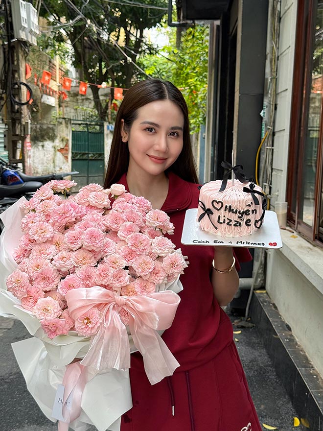 Huyen Lizzie nhan duoc banh va hoa tu fan chuc mung man tai xuat trong phim moi. Anh: Nghe si cung cap