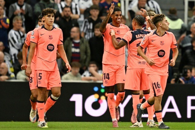 Rashford dang co man trinh dien khong te trong mau ao moi. Anh: AFP