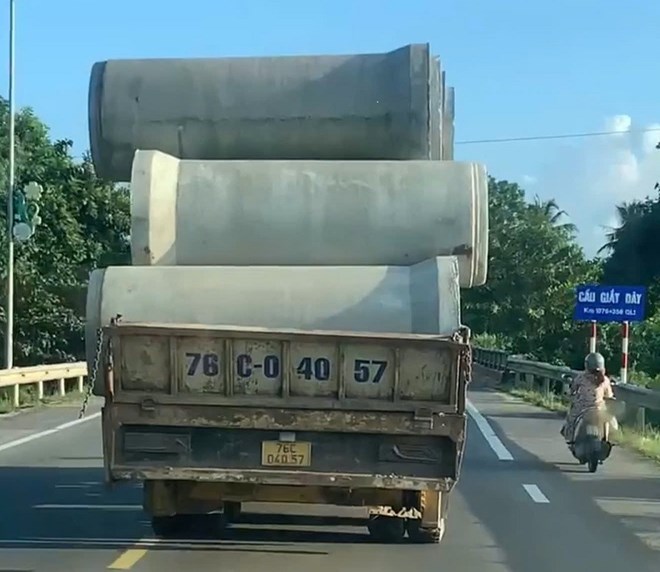 Thót tim với xe tải ở Quảng Ngãi chở ống bê tông không chằng buộc, lao nhanh trên quốc lộ